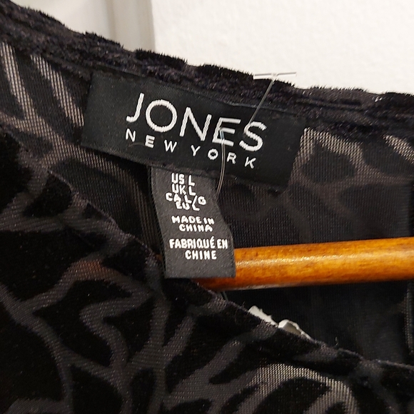 Jones New York, black velvet, flutter sleeve high-low top, size large, nwt - Picture 7 of 7